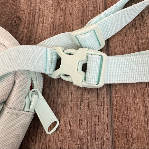 Herschel Crossbody Bag - Picture 5 of 6